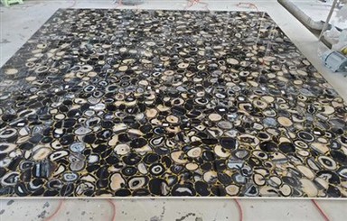 Batu Separuh Berharga Hitam